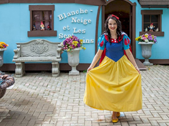 Personnage de Blanche-Neige devant une maison bleu