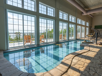 Piscine du Spa O'Quartz avec vue sur le fleuve St-Laurent.