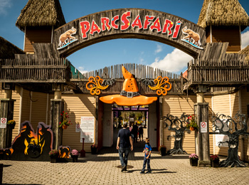 Père et fils à l'entrée du Parc Safari décorée pour l'Halloween.