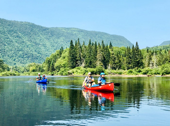 Deux couples dans deux canots sur le lac.