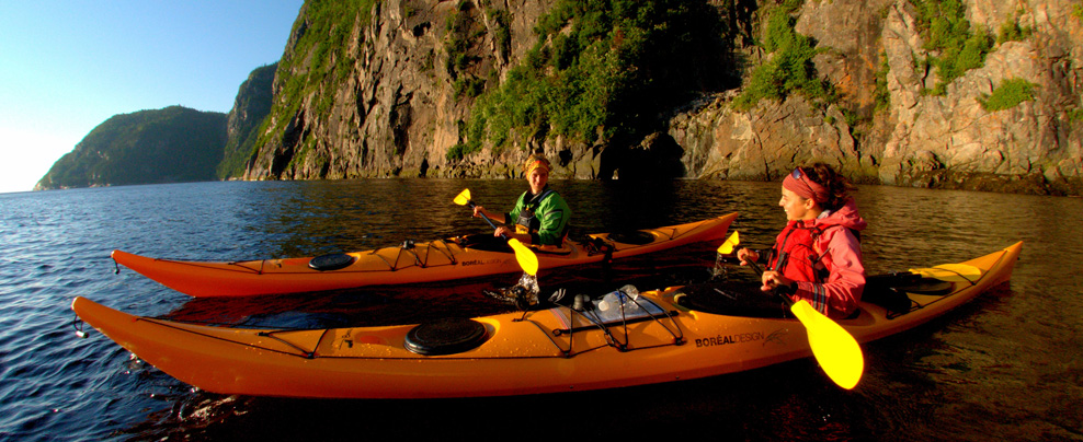 Deux kayakeuses au coucher du soleil.