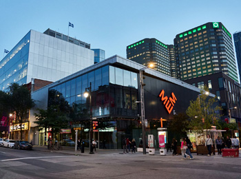 Extérieur du bâtiment du centre des mémoires montréalaises au coin St-Laurent et Ste-Catherine.