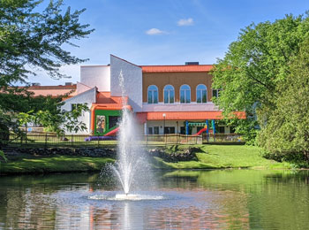 L'étang et la nature devant l'hôtel Chéribourg.