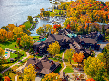 Fairmont Le Château Montebello et la rivière des Outaouais en automne.