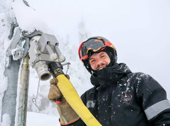 Homme en train de travailler à l'extérieur en hiver.