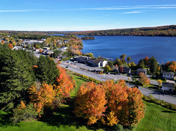 Manoir Lac-Etchemin en automne avec vue du lac.