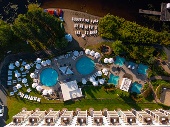 Les piscines, chaises longues et spas du Lido thermal.