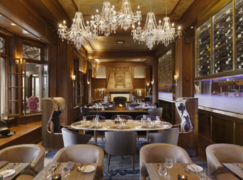 La salle à manger du restaurant Champlain, où se trouve un grand lustre.