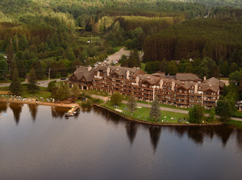 Vue aerienne du Grand Lodge Mont-Tremblant et le lac.