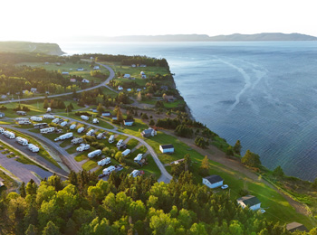 Vue aerienne du camping de Fort Prével et de la mer