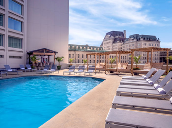 La piscine au 3e étage du Hilton Québec.