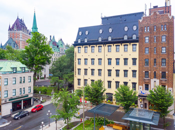 Hôtel Clarendon et les bâtiments des alentours dans le Vieux-Québec.