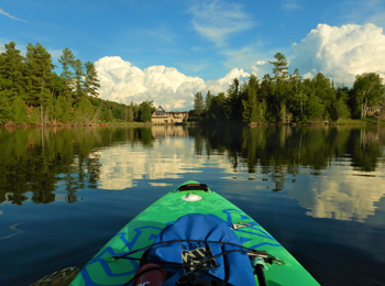 Paddleboard sur le lac et vue de l'hôtel.