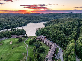 Vue aérienne de l'hôtel Lac-Carling et de son golf.