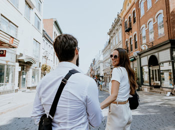 Couple dans les rues de Québec.