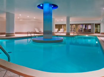 La piscine intérieure de l'hôtel.