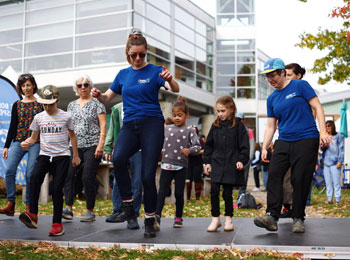 Groupes de jeunes en train d'apprendre une dance.