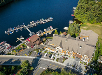 Vue aérienne du complexe du Viking Resort et de la marina.