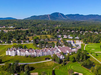 Vue aérienne de l'hôtel et de son golf.