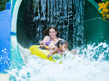 Mère et fille dans une glissade d'eau.