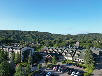 Manoir Saint-Sauveur et le mont dans le paysage.