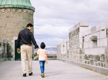 Un père et son fils sur les remparts de Québec.