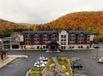 Devanture du Microtel Inn à Tremblant avec le paysage automnal en arrière-plan.