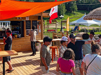 Groupe de personnes sur la terrasse au Mont Blanc.