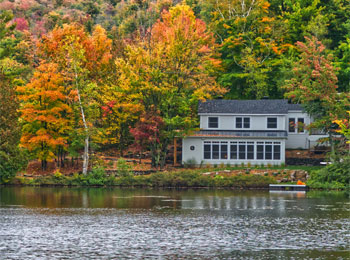 Maison au bord d'un lac en automne.