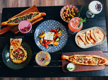 Plats de mezze appétissants sur une table.