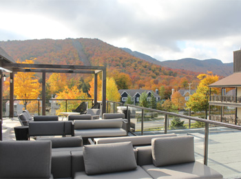 Mezzanine de l'Espace 4 Saisons avec vue sur le Mont Orford aux couleurs automnales.