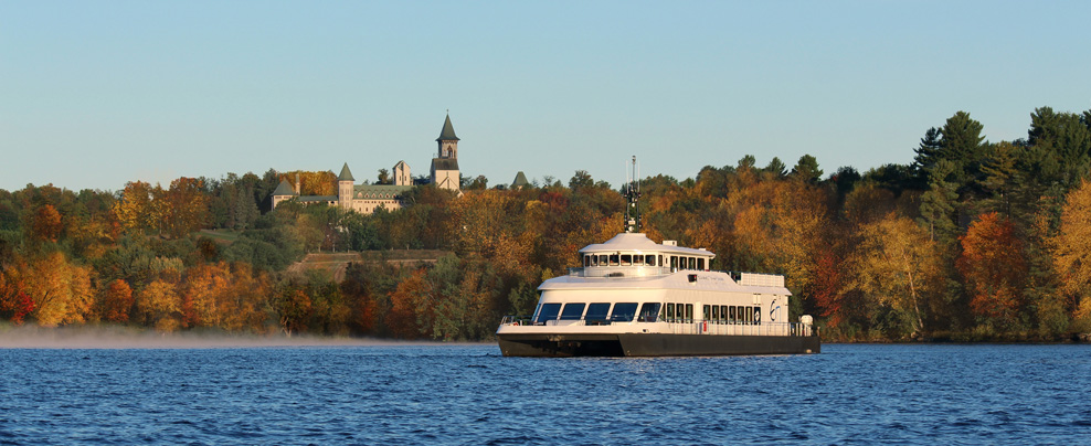 Bateau de croisière sur le lac Memphrémagog en automne.