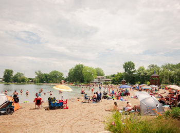 Plage dorée occupée par des dizaines de personnes.