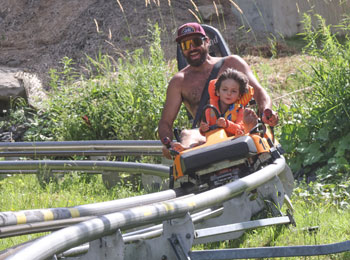 Un père et son enfant dans la montagne russe alpine.