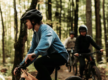 Cyclistes dans la forêt du Parc régional de la Rivière Gentilly