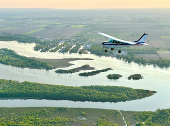 Avion touristique et vue aérienne du Haut-Richelieu.