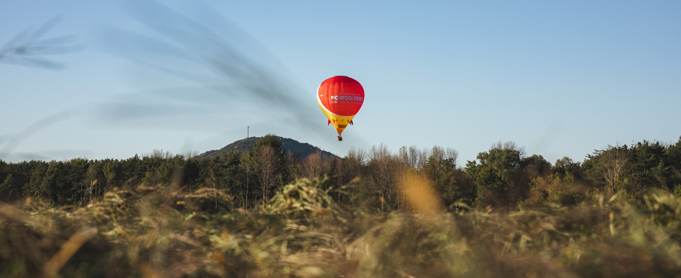 Montgolfière au-dessus d’une montagne du Haut-Richelieu.