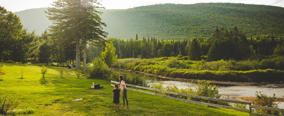 Une mère et une jeune fille dans un paysage naturel d’apparence grandiose.