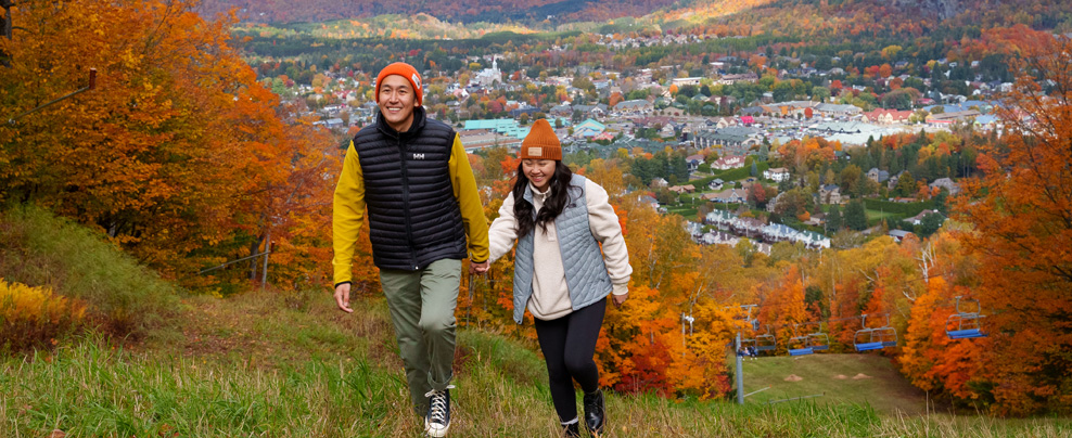 Couple en train de faire une randonnée en montagne.