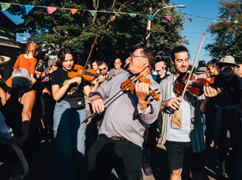 Musiciens et musiciennes au festival trad de Ripon entourés du public qui danse.