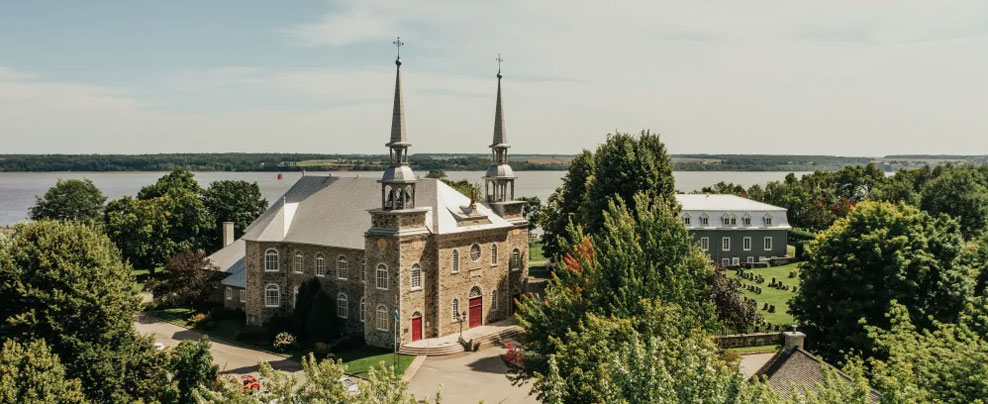 Vue aérienne d’une église près de l’eau.