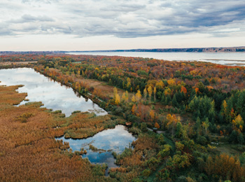 Lac et paysage automnal légèrement ennuagé.