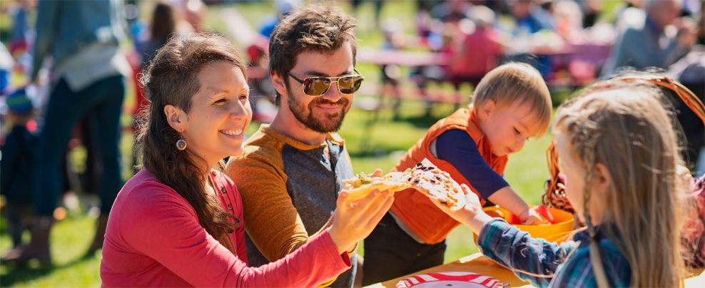 Dégustation de pizza en famille