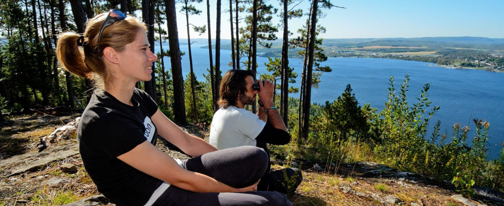 Couple qui admire la vue du Témiscouata du haut de la montagne.