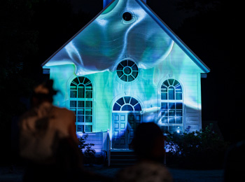 L'église en soirée au Village Québécois d'Antan.