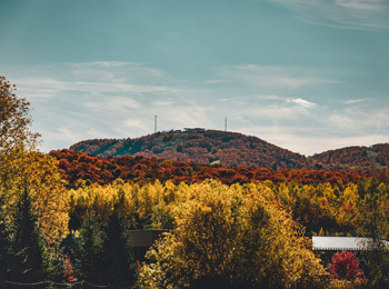 La montagne de Bromont en automne.