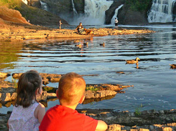 Deux jeunes enfants au bord de l’eau au Parc des Chutes-de-la-Chaudière.